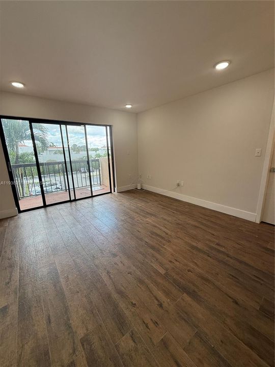 待售: $320,000 (2 贝兹, 2 浴室, 893 平方英尺)