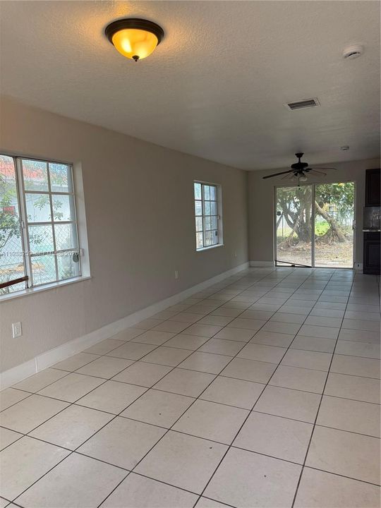 В аренду: $2,900 (4 спален, 2 ванн, 1395 Квадратных фут)