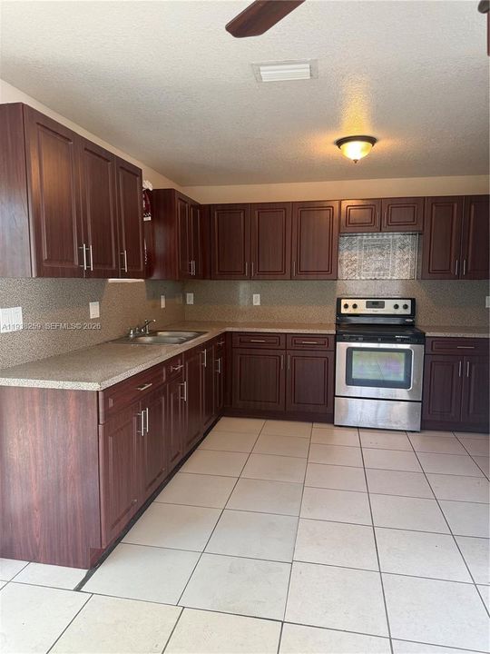 В аренду: $2,900 (4 спален, 2 ванн, 1395 Квадратных фут)