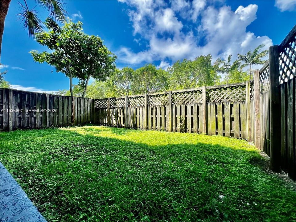 For Sale: $210,000 (1 beds, 1 baths, 810 Square Feet)