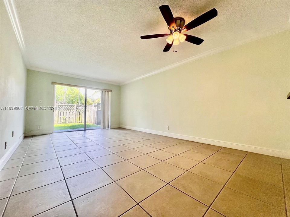 For Sale: $210,000 (1 beds, 1 baths, 810 Square Feet)