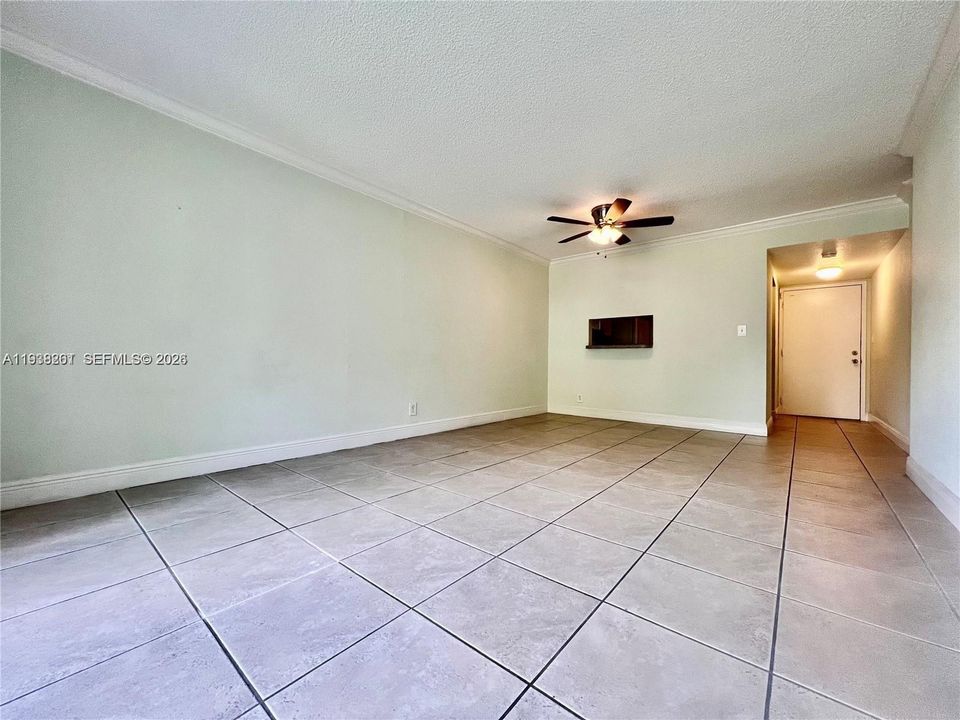 For Sale: $210,000 (1 beds, 1 baths, 810 Square Feet)
