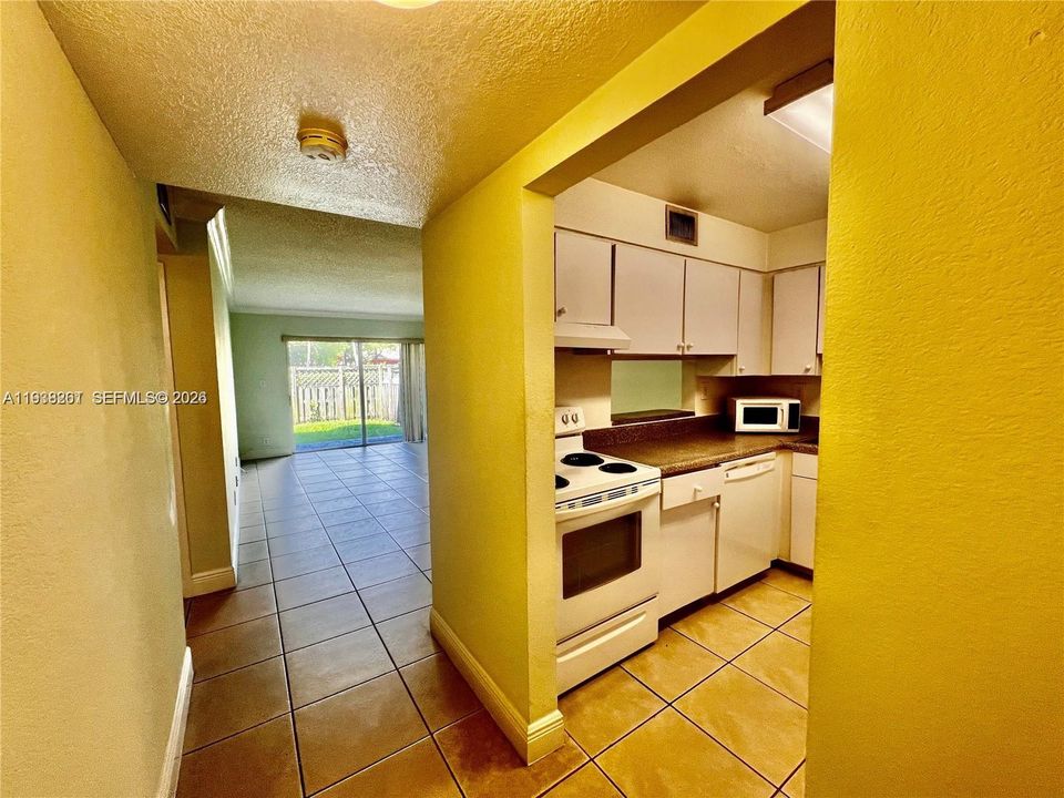 For Sale: $210,000 (1 beds, 1 baths, 810 Square Feet)