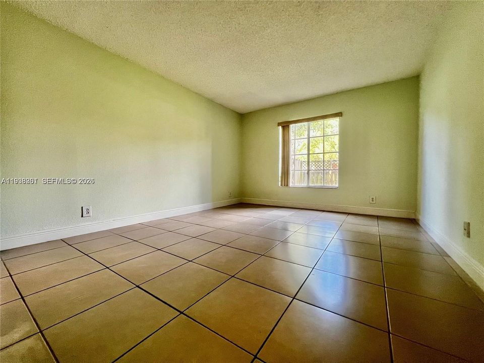 For Sale: $210,000 (1 beds, 1 baths, 810 Square Feet)