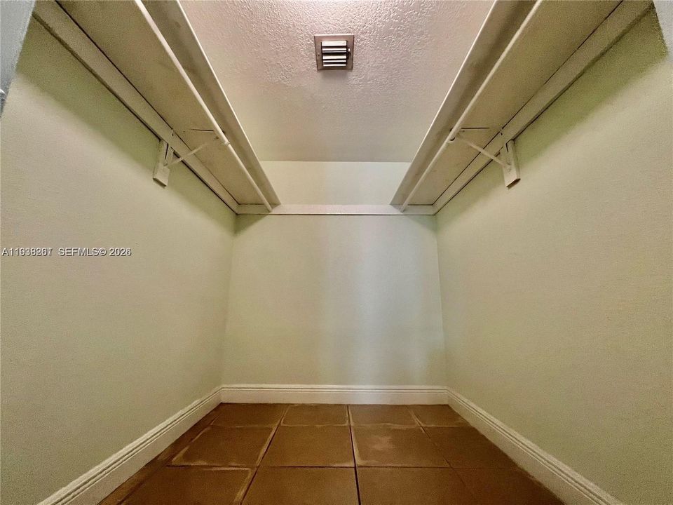 For Sale: $210,000 (1 beds, 1 baths, 810 Square Feet)