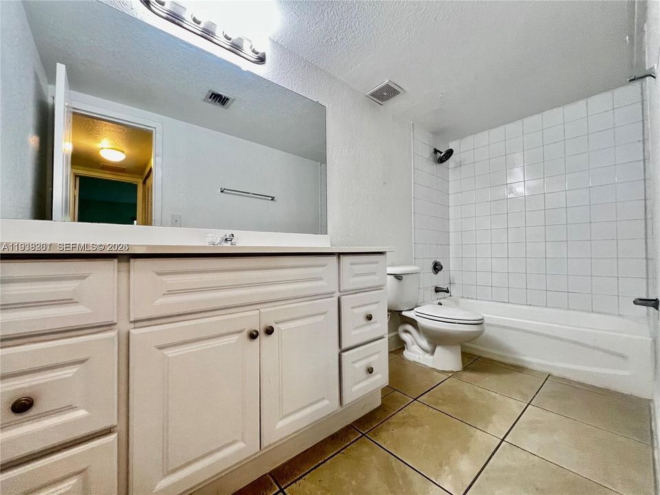 For Sale: $210,000 (1 beds, 1 baths, 810 Square Feet)