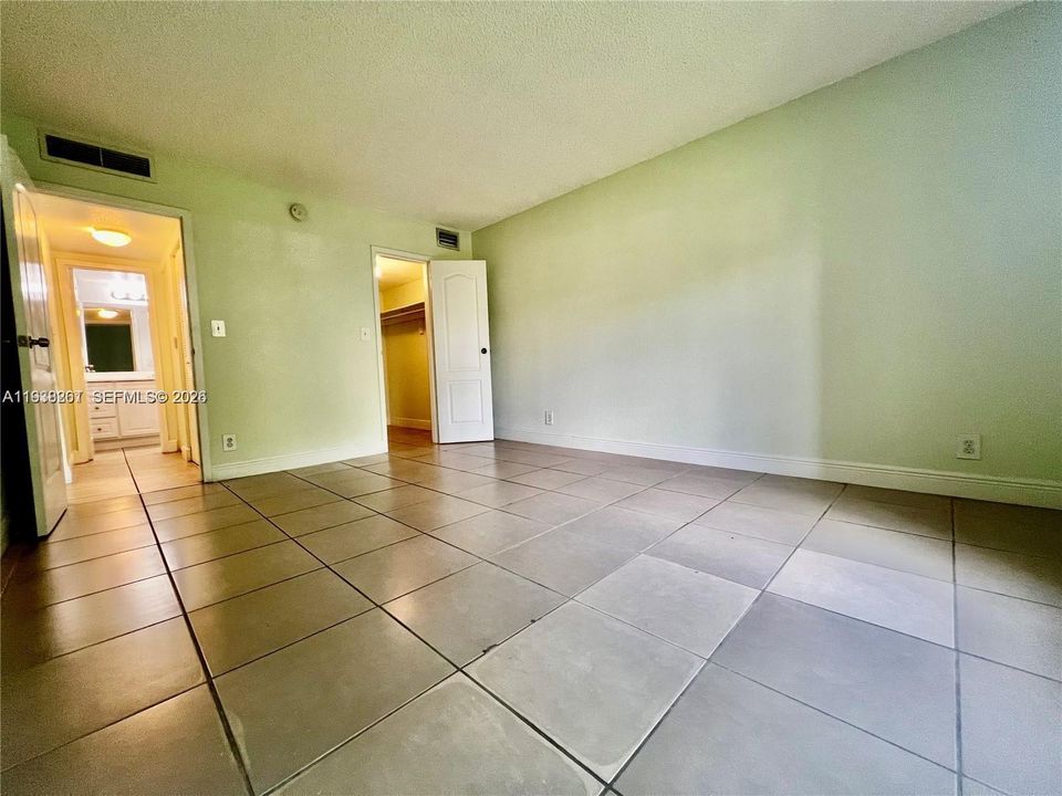 For Sale: $210,000 (1 beds, 1 baths, 810 Square Feet)