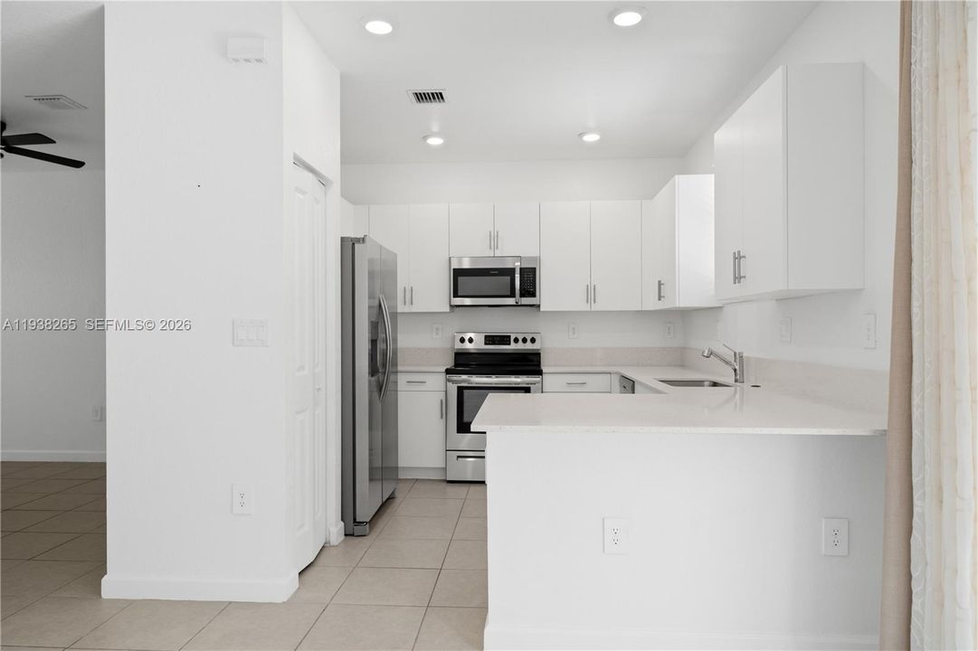 На продажу: $445,000 (3 спален, 2 ванн, 1331 Квадратных фут)