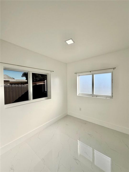 For Rent: $2,000 (1 beds, 1 baths, 1973 Square Feet)