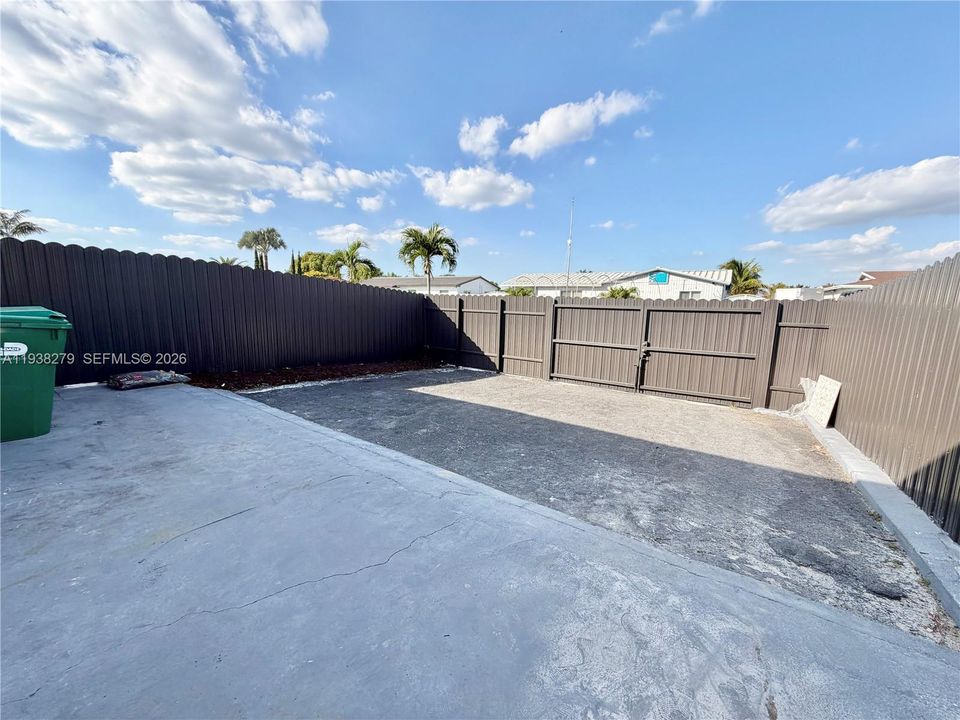 For Rent: $2,000 (1 beds, 1 baths, 1973 Square Feet)