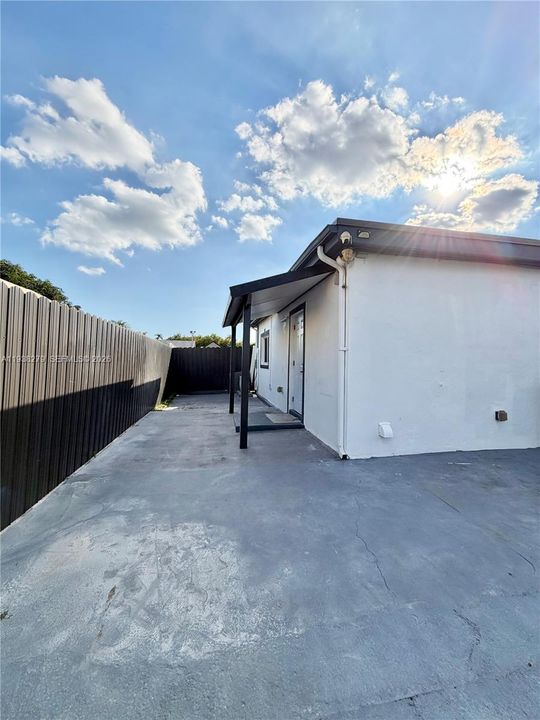 For Rent: $2,000 (1 beds, 1 baths, 1973 Square Feet)