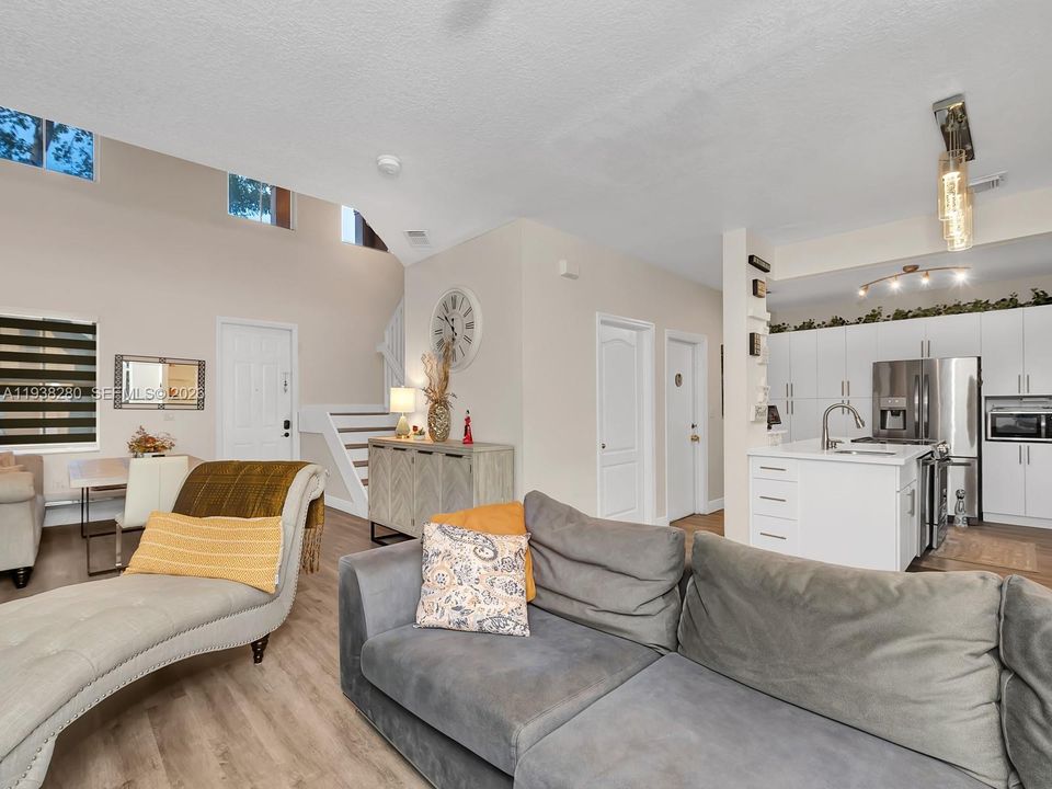 В аренду: $3,300 (3 спален, 2 ванн, 1657 Квадратных фут)