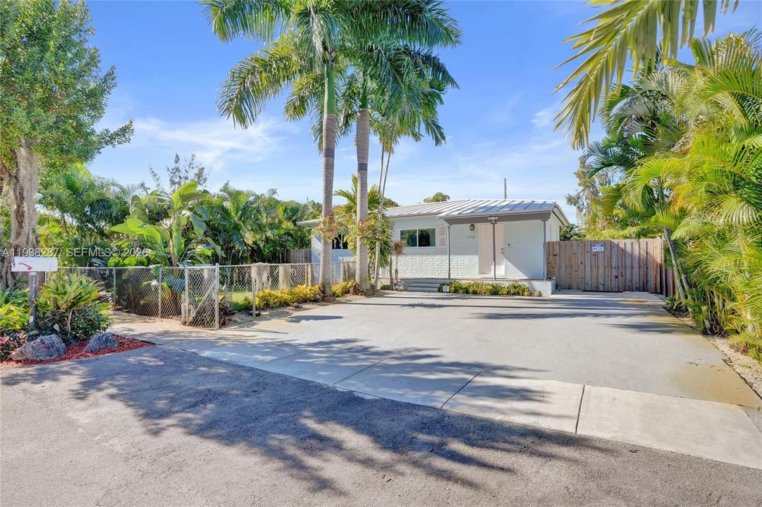 For Sale: $450,000 (2 beds, 1 baths, 925 Square Feet)