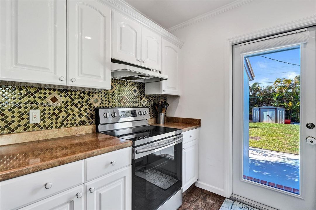 For Sale: $450,000 (2 beds, 1 baths, 925 Square Feet)