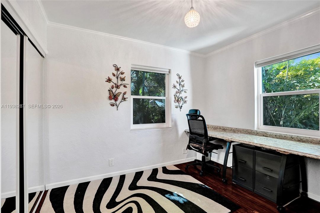 For Sale: $450,000 (2 beds, 1 baths, 925 Square Feet)