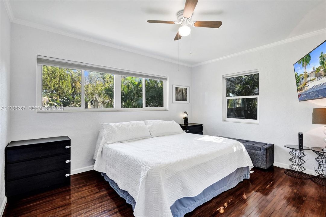 For Sale: $450,000 (2 beds, 1 baths, 925 Square Feet)