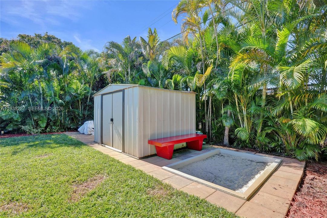 For Sale: $450,000 (2 beds, 1 baths, 925 Square Feet)