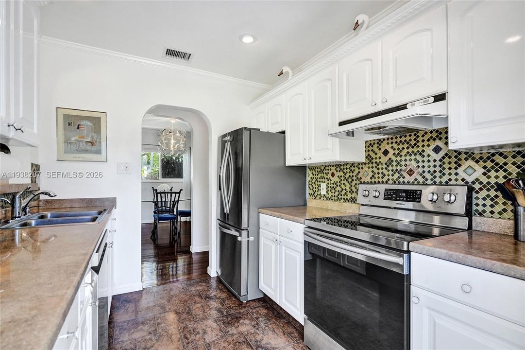 For Sale: $450,000 (2 beds, 1 baths, 925 Square Feet)