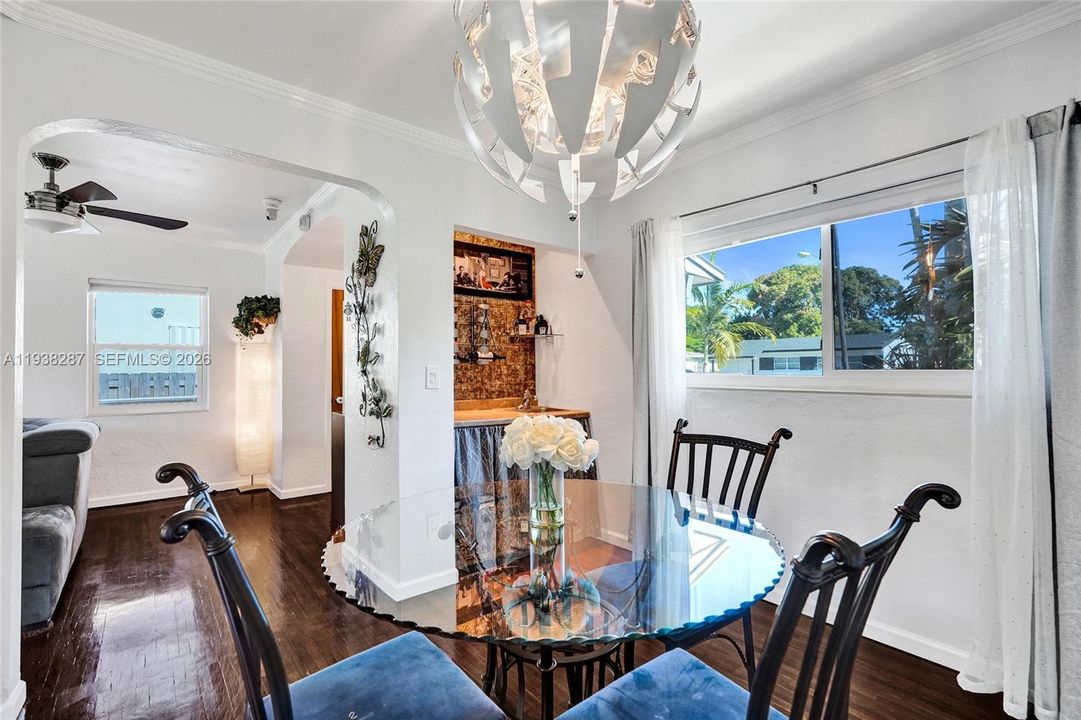 For Sale: $450,000 (2 beds, 1 baths, 925 Square Feet)