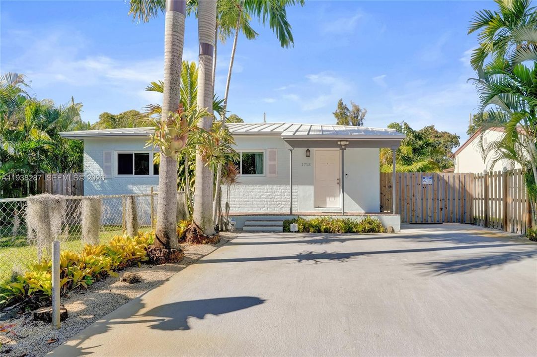 For Sale: $450,000 (2 beds, 1 baths, 925 Square Feet)