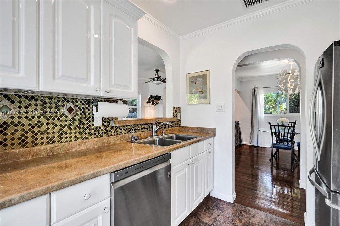 For Sale: $450,000 (2 beds, 1 baths, 925 Square Feet)