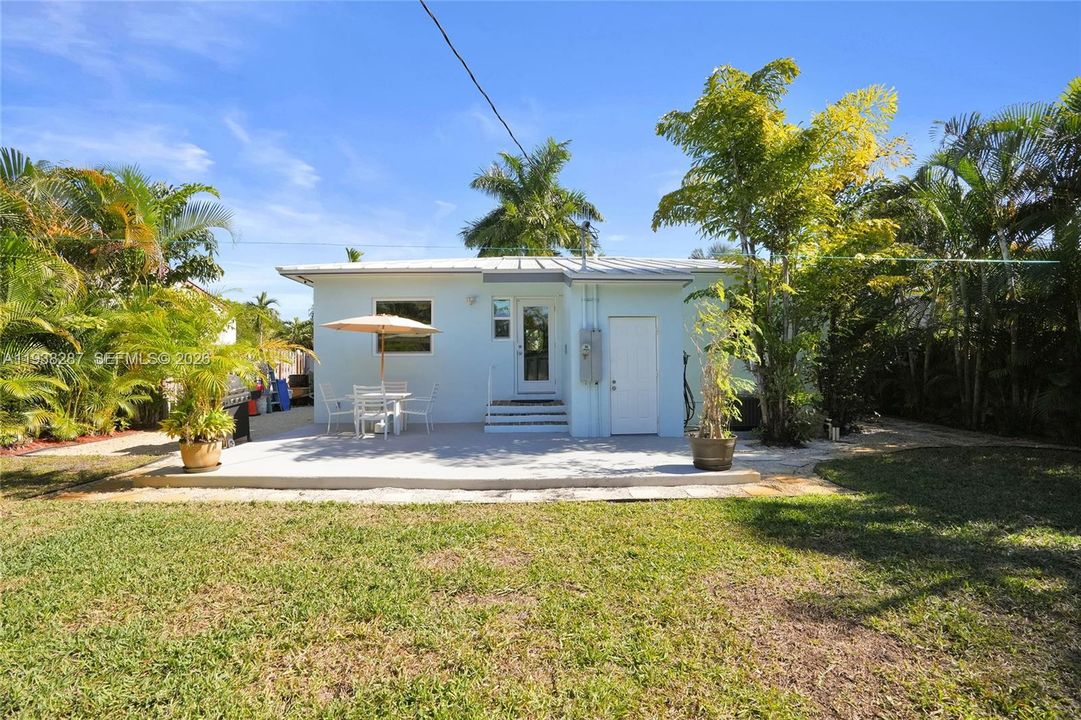 For Sale: $450,000 (2 beds, 1 baths, 925 Square Feet)