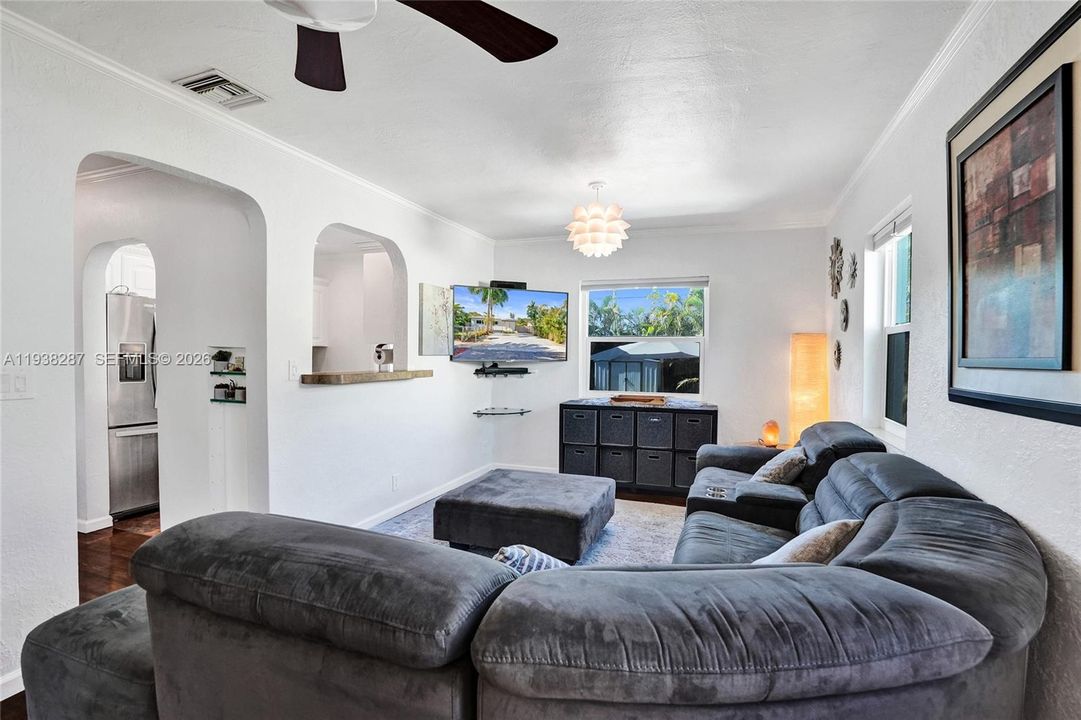 For Sale: $450,000 (2 beds, 1 baths, 925 Square Feet)