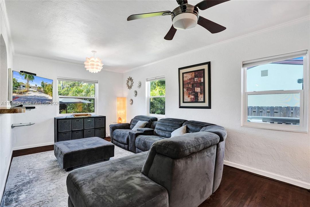 For Sale: $450,000 (2 beds, 1 baths, 925 Square Feet)