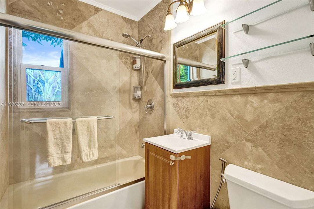 For Sale: $450,000 (2 beds, 1 baths, 925 Square Feet)