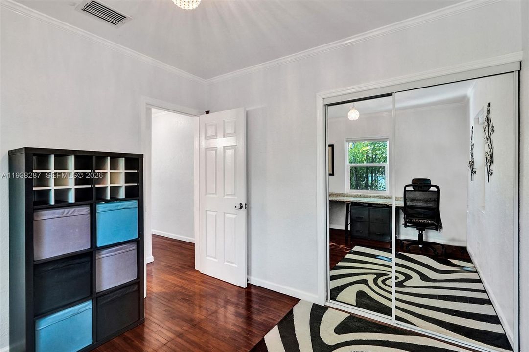 For Sale: $450,000 (2 beds, 1 baths, 925 Square Feet)