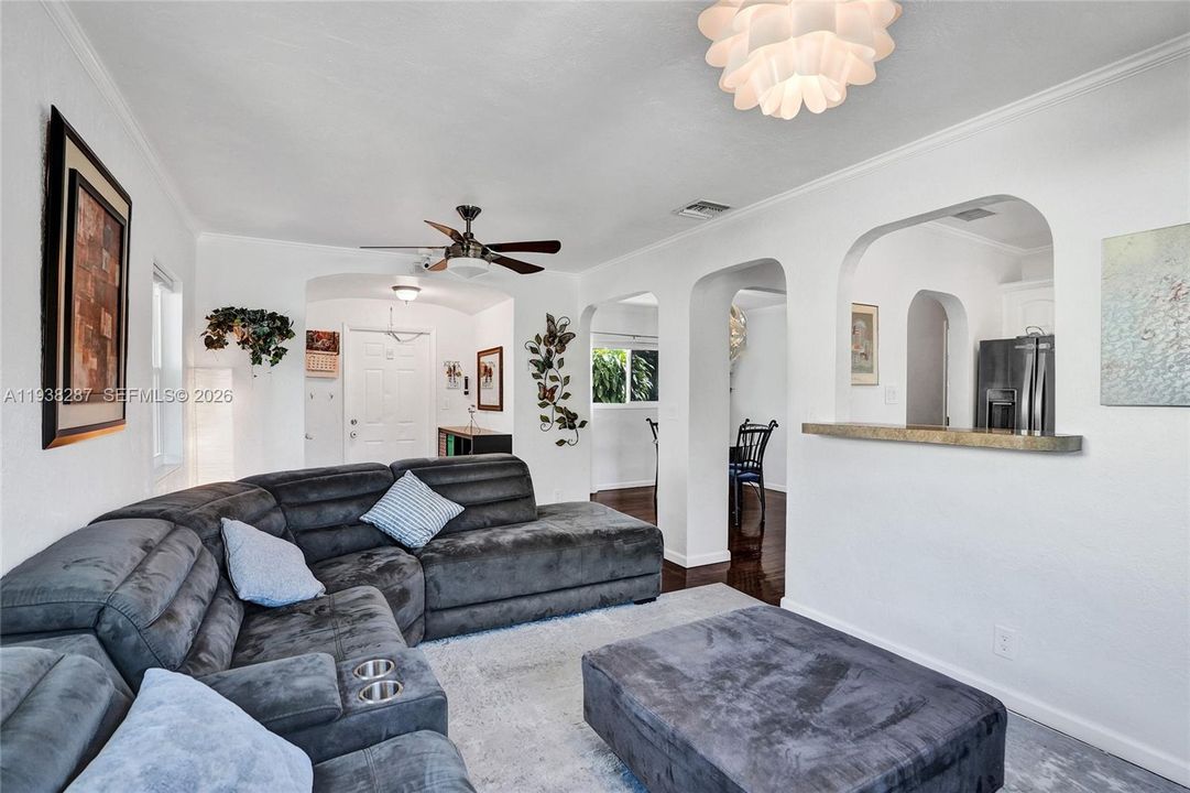 For Sale: $450,000 (2 beds, 1 baths, 925 Square Feet)