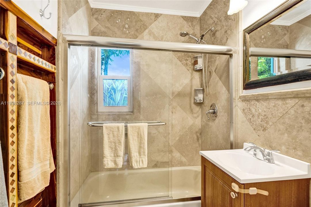 For Sale: $450,000 (2 beds, 1 baths, 925 Square Feet)