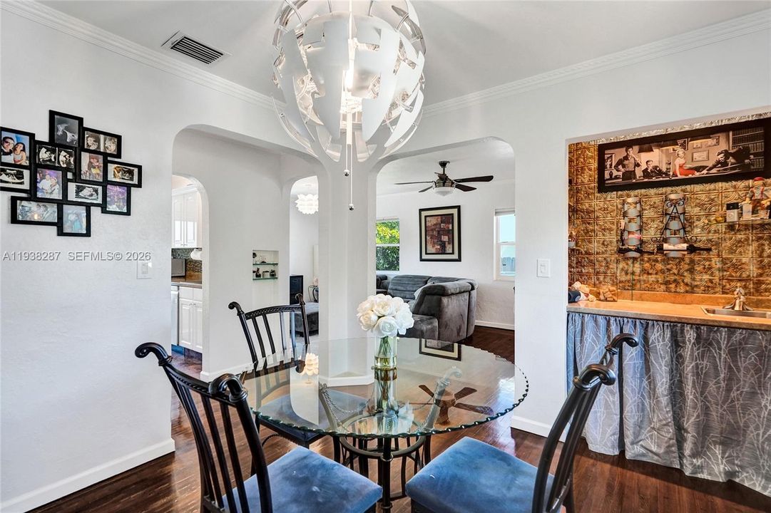 For Sale: $450,000 (2 beds, 1 baths, 925 Square Feet)