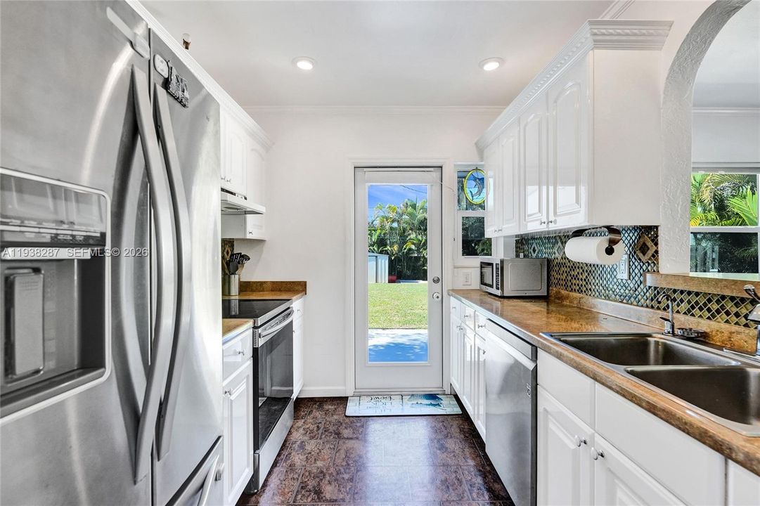 For Sale: $450,000 (2 beds, 1 baths, 925 Square Feet)