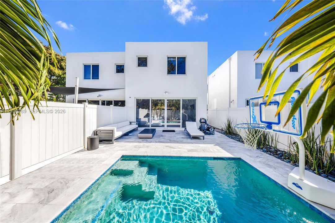 В аренду: $9,500 (3 спален, 3 ванн, 2548 Квадратных фут)