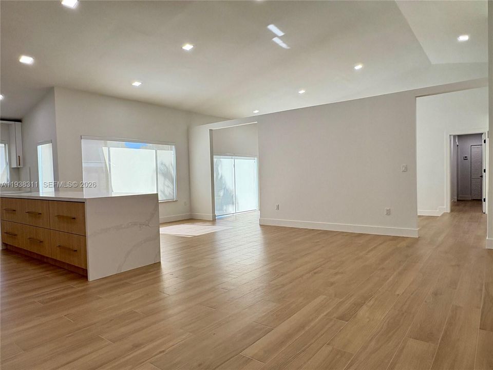 В аренду: $4,300 (4 спален, 2 ванн, 2051 Квадратных фут)