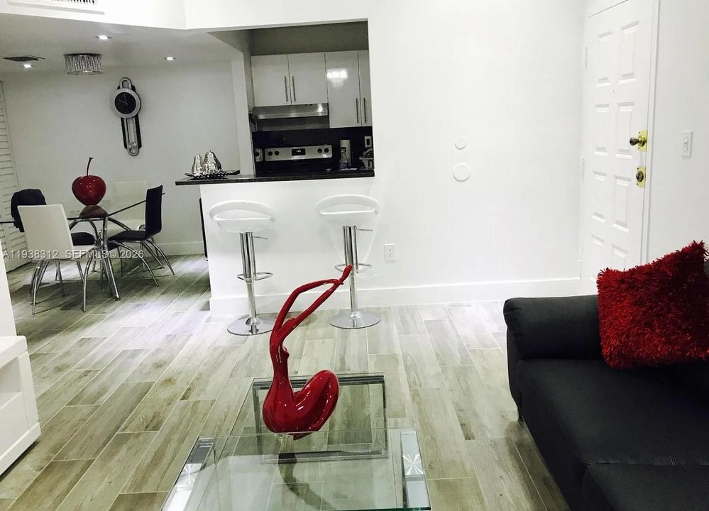 出租: $1,900 (1 贝兹, 1 浴室, 679 平方英尺)