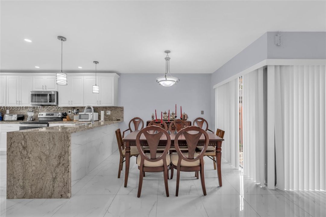 待售: $464,000 (2 贝兹, 2 浴室, 1095 平方英尺)