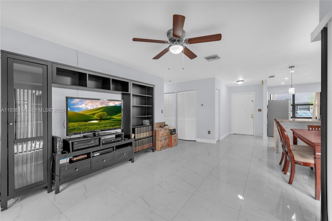 待售: $464,000 (2 贝兹, 2 浴室, 1095 平方英尺)