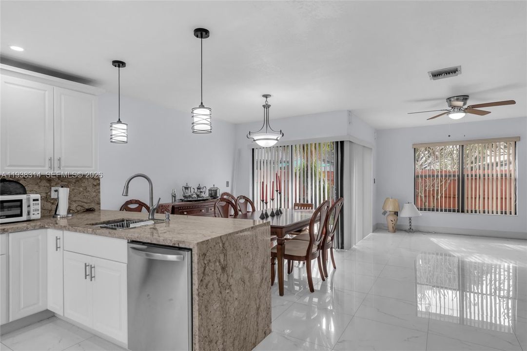 待售: $464,000 (2 贝兹, 2 浴室, 1095 平方英尺)