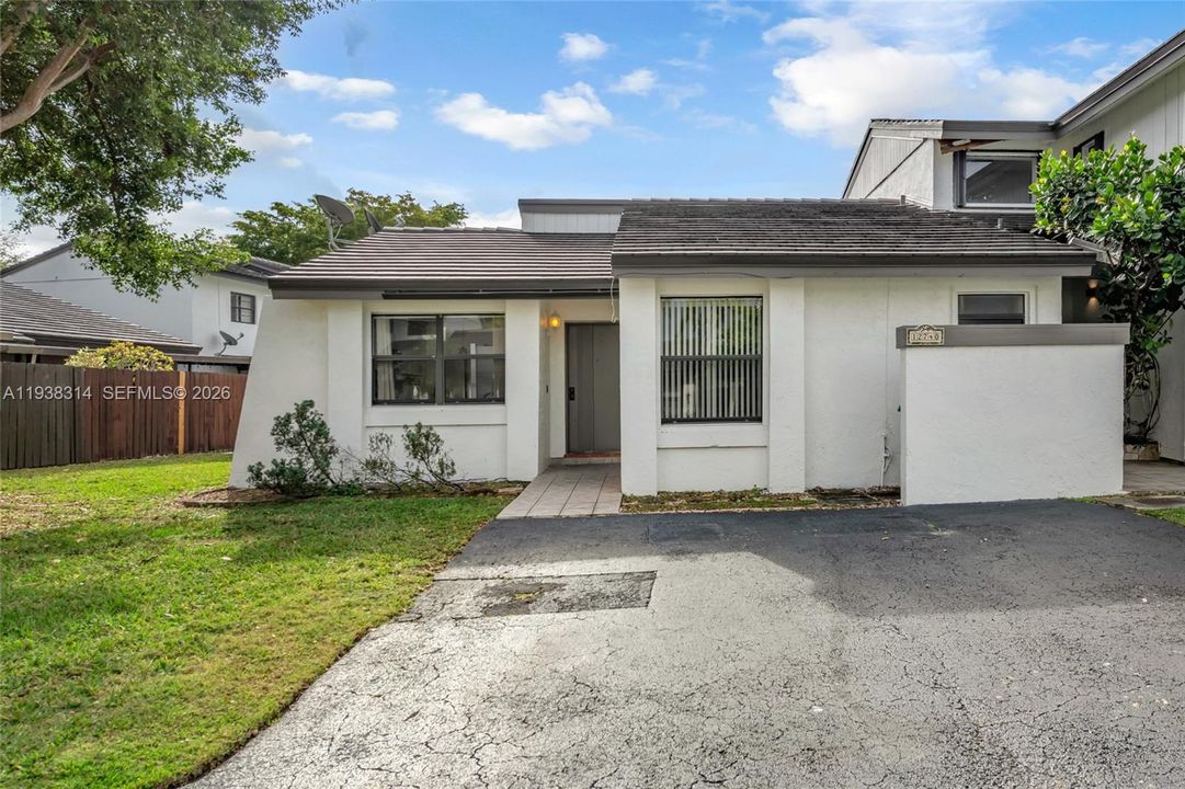 待售: $464,000 (2 贝兹, 2 浴室, 1095 平方英尺)