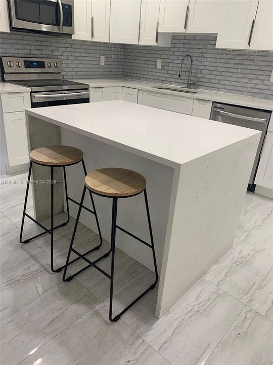 待售: $625,000 (4 贝兹, 2 浴室, 1976 平方英尺)