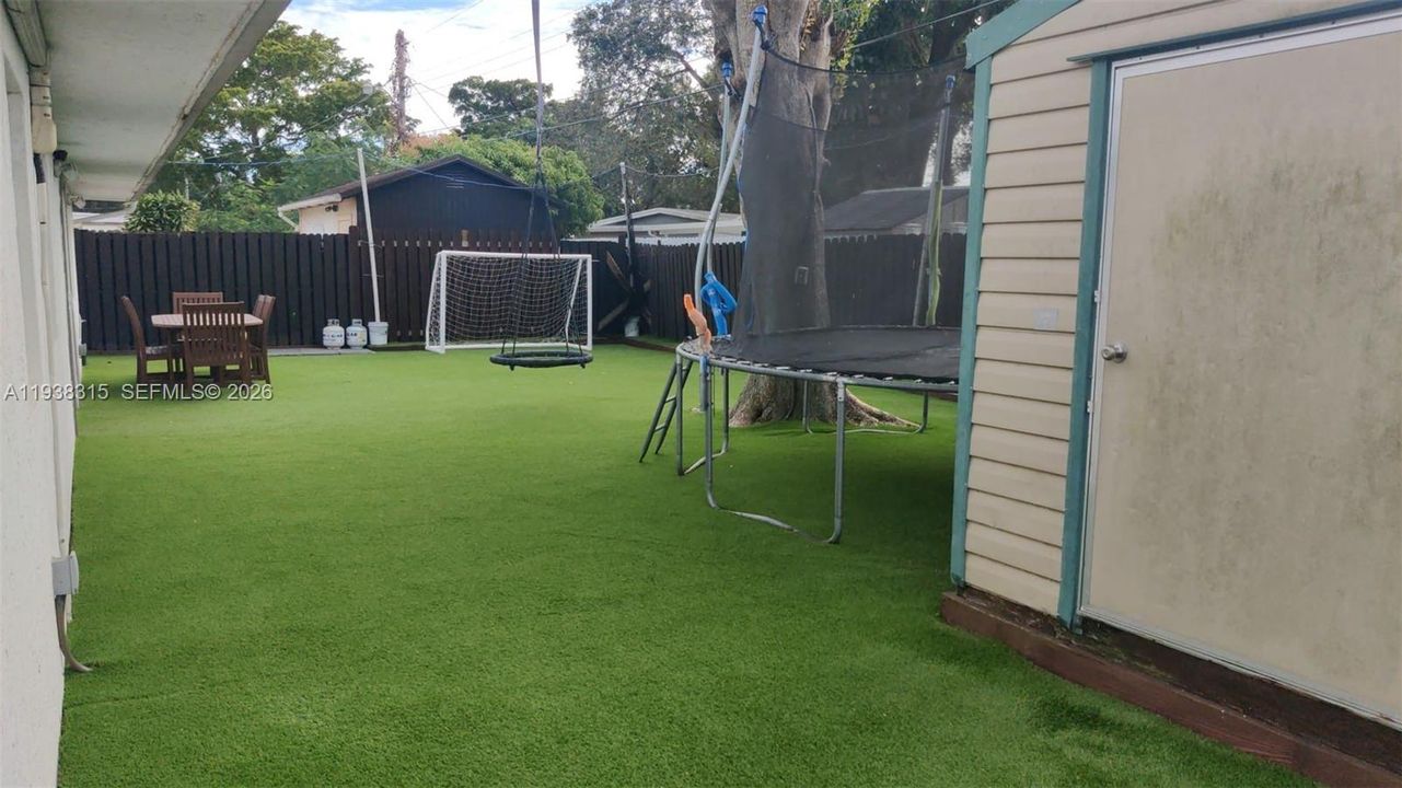 待售: $625,000 (4 贝兹, 2 浴室, 1976 平方英尺)