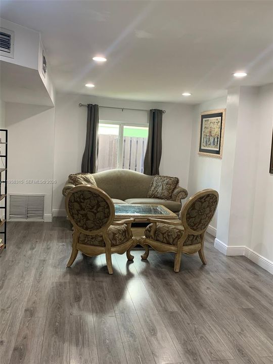 待售: $625,000 (4 贝兹, 2 浴室, 1976 平方英尺)