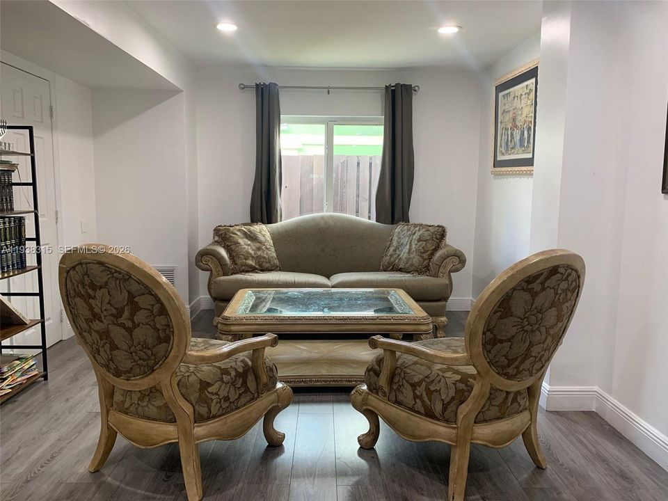 待售: $625,000 (4 贝兹, 2 浴室, 1976 平方英尺)