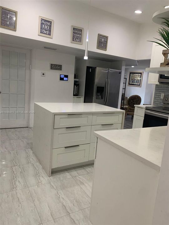 待售: $625,000 (4 贝兹, 2 浴室, 1976 平方英尺)