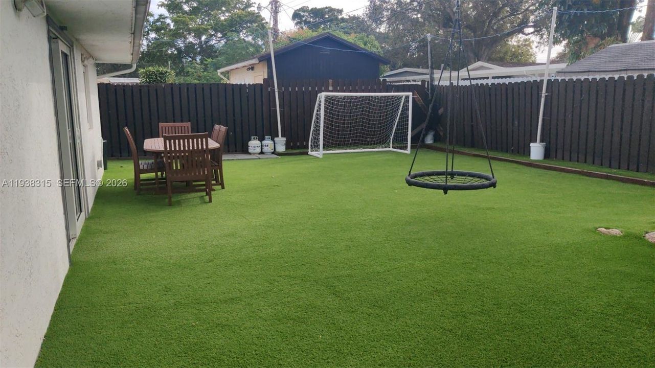 待售: $625,000 (4 贝兹, 2 浴室, 1976 平方英尺)