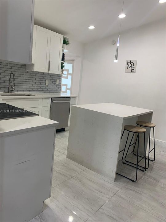 待售: $625,000 (4 贝兹, 2 浴室, 1976 平方英尺)