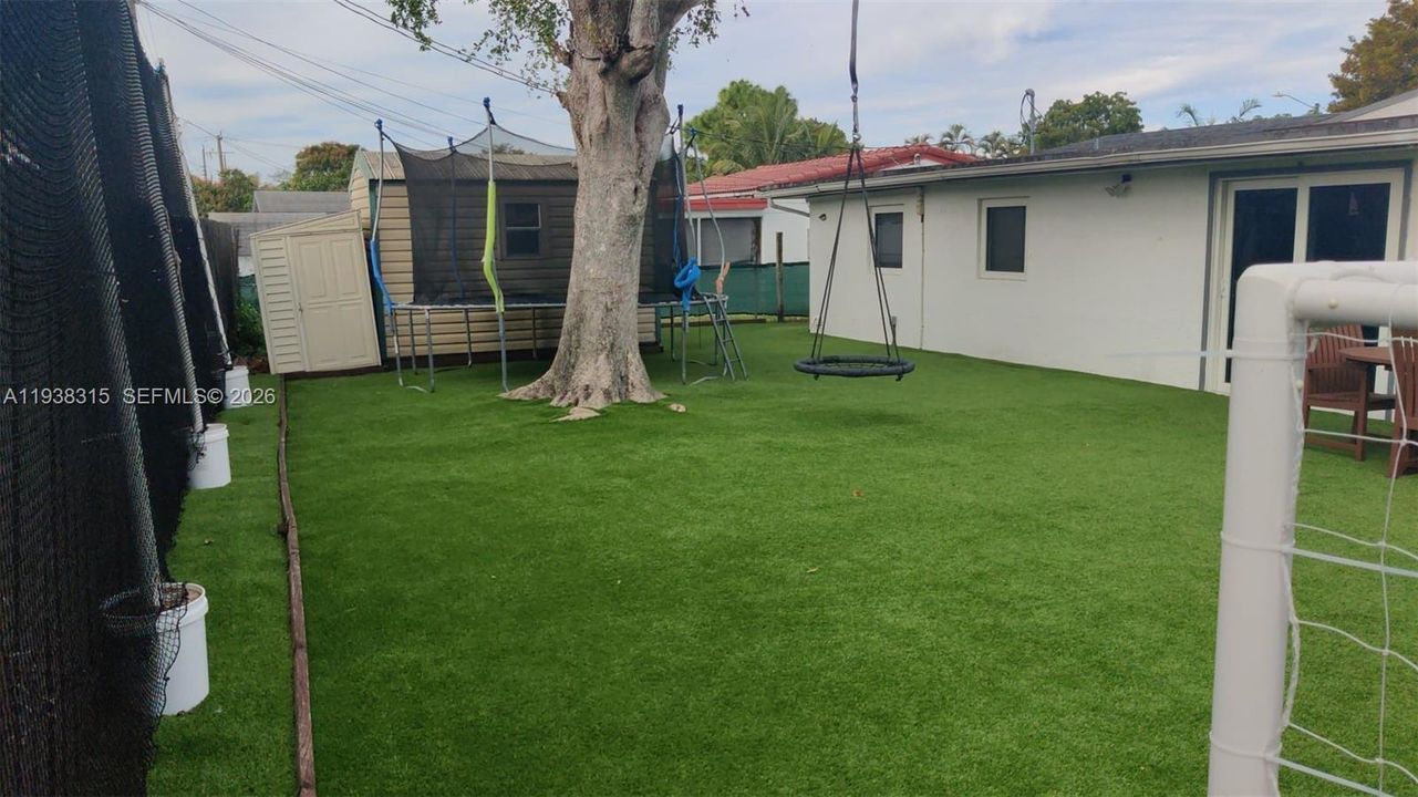 待售: $625,000 (4 贝兹, 2 浴室, 1976 平方英尺)