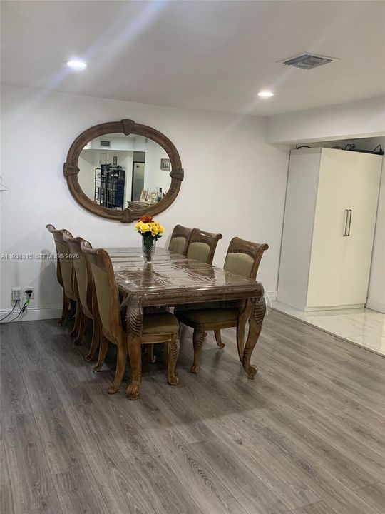 待售: $625,000 (4 贝兹, 2 浴室, 1976 平方英尺)